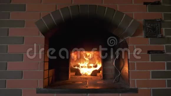 俄罗斯经典火炉和燃烧的火箱的踏板的总体视图视频的预览图