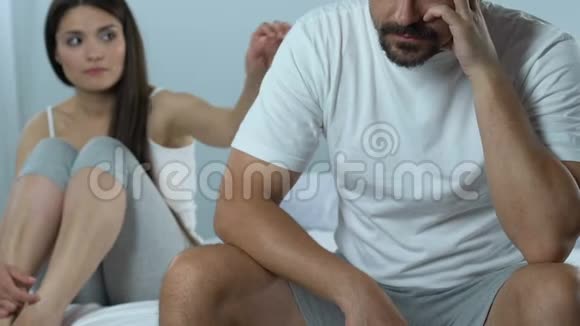 不快乐的丈夫忽视照顾妻子性功能障碍工作中的问题视频的预览图