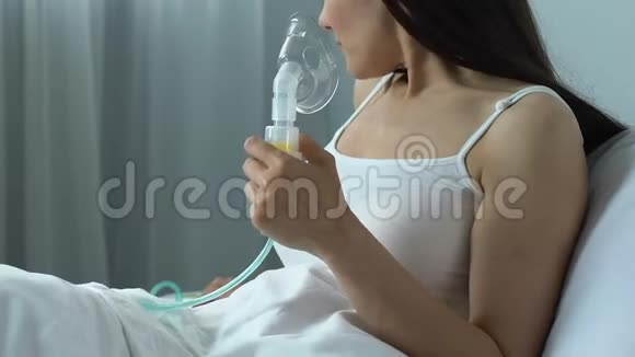女性住院病人在床上使用雾化器哮喘治疗肺部疾病视频的预览图