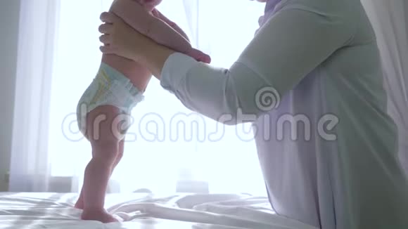 女性理疗师和婴儿一起做运动然后在医务处亲自动手做视频的预览图