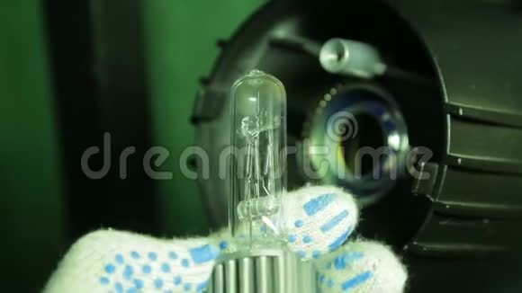 在手套的照明器手中是一个卤素灯的轮廓投影仪视频的预览图