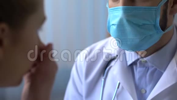 耳鼻喉科检查流感流行保健的女性咳嗽患者视频的预览图