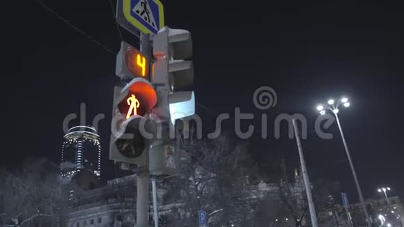 发光的行人交通灯行动行人交通灯由红至绿标志指示你视频的预览图