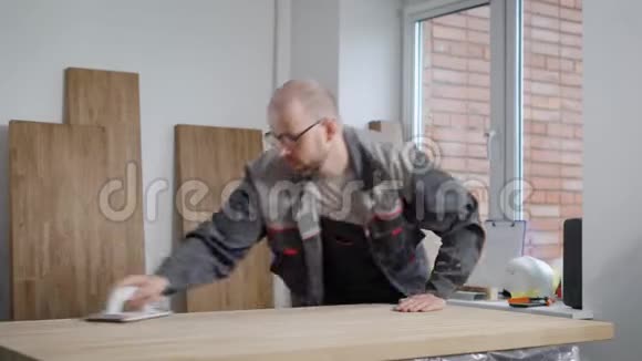 戴眼镜的人在房间里摸木板视频的预览图
