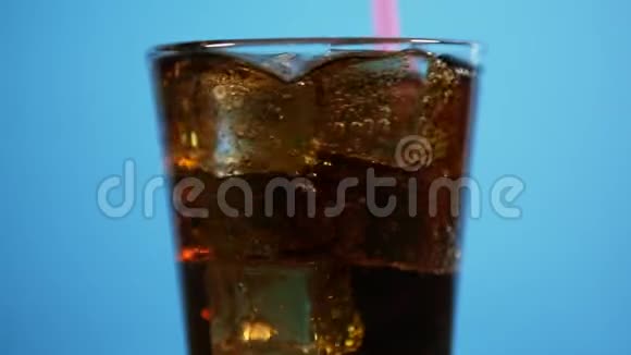 把冷可乐鸡尾酒和吸管混合在一起苏打水蓝色背景视频的预览图
