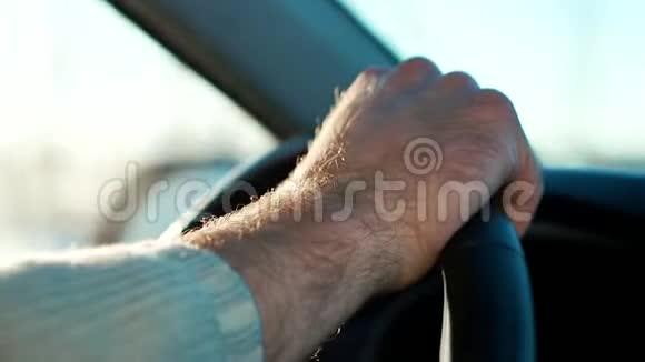 一个人在高速公路上开车把手放在方向盘上视频的预览图