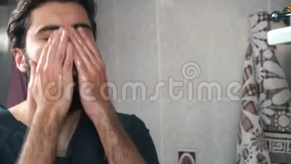 男人在家里用水洗脸他在脸上和胡须上喷水视频的预览图