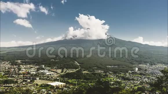 日本富士山4K时程蓝天和云彩川川子湖视频的预览图