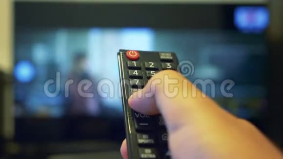 使用电视遥控器按下音量按钮视频的预览图