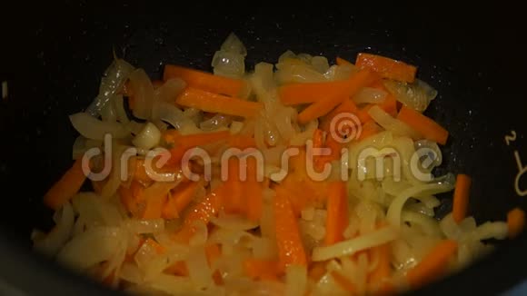 蔬菜油炸素食厨师烹饪洋葱和胡萝卜健康食品视频的预览图