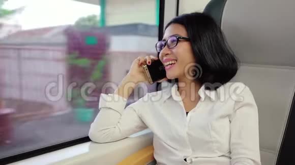 女人在机场火车上用手机说话视频的预览图