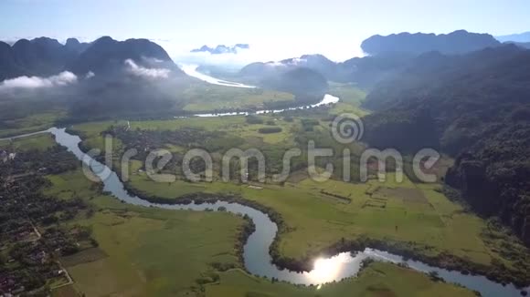 从山后日出山谷蜿蜒的河流视频的预览图