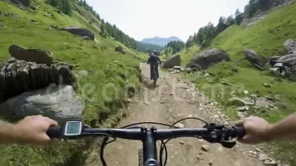 男子骑电子自行车跟随朋友女人山地自行车运动者一起探索山径电动自行车视频的预览图