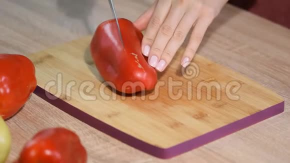 切贝尔胡椒厨师准备新鲜蔬菜烹饪健康营养理念视频的预览图