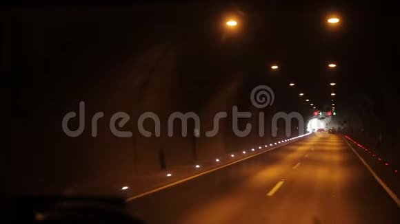 司机开车穿过隧道视频的预览图