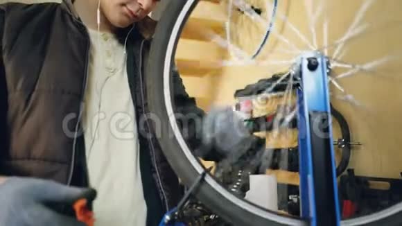 专业修理工正在修理自行车轮辐用专用工具和旋转轮来校正它们视频的预览图