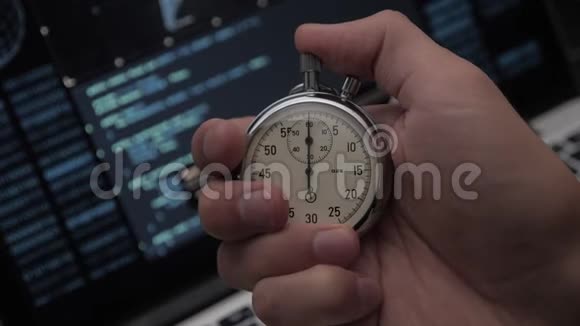 在黑客程序员屏幕背景下的手启动秒表最后期限概念K410比特42视频的预览图