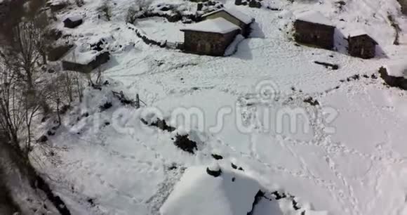 从空中俯瞰形成一群下雪的乡村房屋视频的预览图