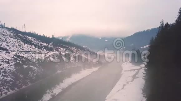 雾气凝冻的冬河初春融雪融冰视频的预览图