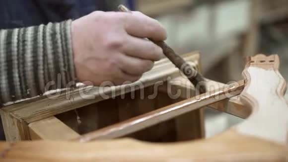 木艺工作室筑巢箱的男性手工清漆视频的预览图