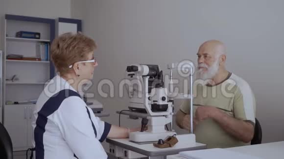 眼科医生给老人咨询视频的预览图