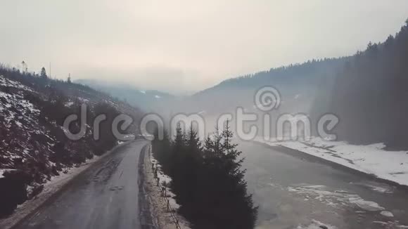 雾气凝冻的冬河初春融雪融冰视频的预览图