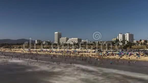 洛杉矶圣塔莫尼卡码头旅游足迹加州海滩的人群时间推移电影片段视频的预览图
