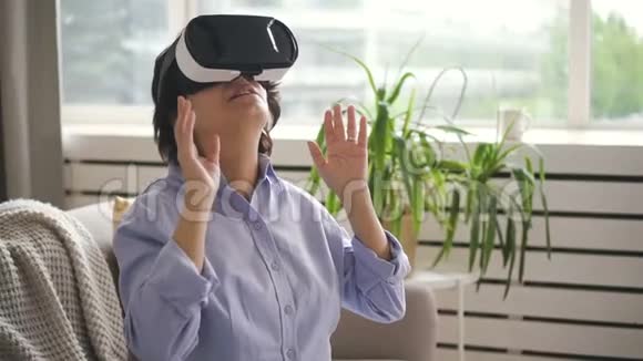 成熟的女人测试虚拟现实眼镜视频的预览图