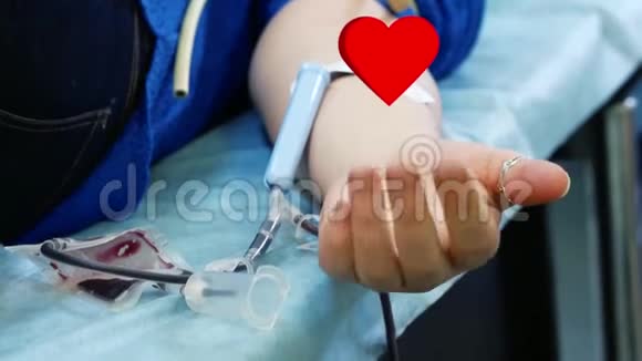 一位女性捐献者用红心挤压她的手掌视频的预览图