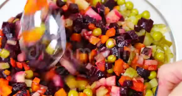 葡萄与葵花籽油混合的蔬菜视频的预览图