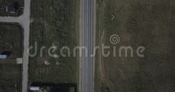 通过欧洲松树森林的道路景观俯视4K4k4096x2160像素视频的预览图