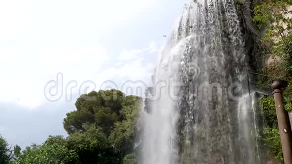 法国尼斯的4k瀑布一个顶级的旅游景点供人们参观这个城市美丽的水视频的预览图