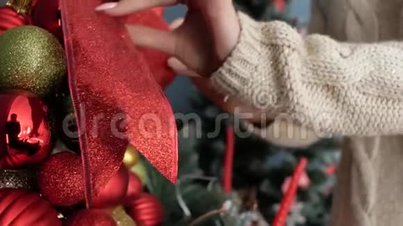 漂亮的女孩用圣诞玩具装饰房子视频的预览图