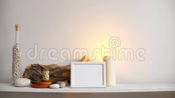 现代客房装饰与相框模型架子靠白色的墙壁装饰蜡烛玻璃和岩石蜡烛燃烧视频的预览图