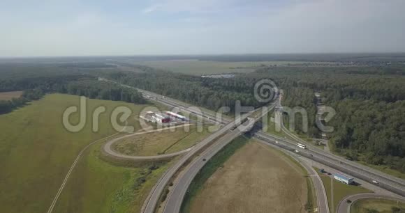 高速公路的鸟瞰图绿地内道路路口交汇处公路4k4096x2160视频的预览图