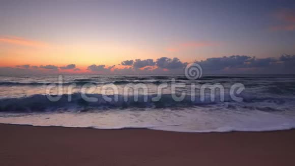 海日出和波纹金色的早晨天空和海滩上轻松的气氛视频的预览图