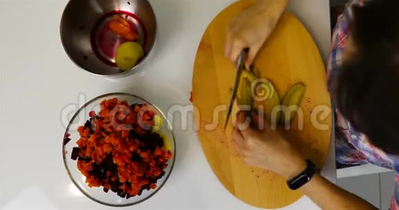 把腌制好的黄瓜切成块视频的预览图