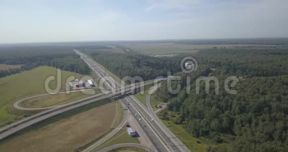 高速公路的鸟瞰图绿地内道路路口交汇处公路4k4096x2160视频的预览图
