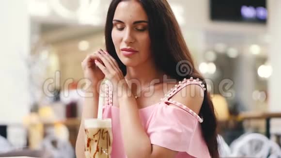 那个女人在咖啡馆里喝茶或咖啡视频的预览图