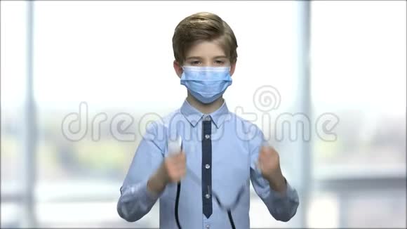 穿手术面罩的男孩用听诊器视频的预览图