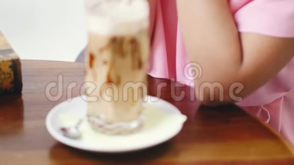 那个女人在咖啡馆里喝茶或咖啡视频的预览图