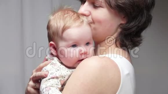 妈妈抱着一个月大的蓝眼睛宝宝视频的预览图