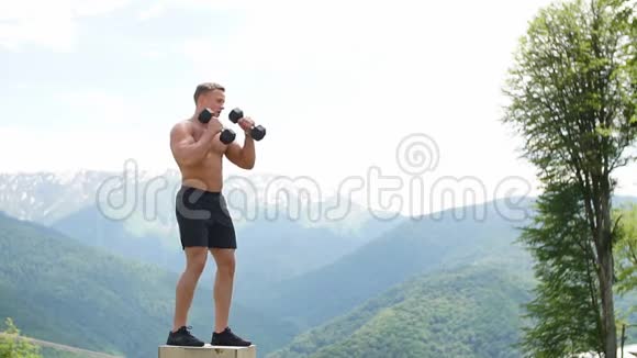 肌肉发达的男性运动员举起手臂做举重练习哑铃视频的预览图
