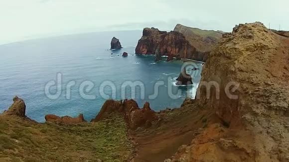 美丽的景色美丽的悬崖和巨大的岩石马德拉岛葡萄牙视频的预览图