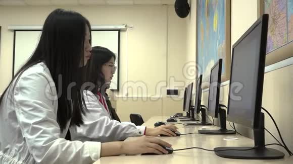 一群亚洲学生在课堂上训练时使用电脑视频的预览图