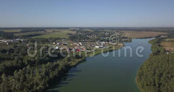 基辅河上乡镇房屋航拍4k4096x2160像素视频的预览图