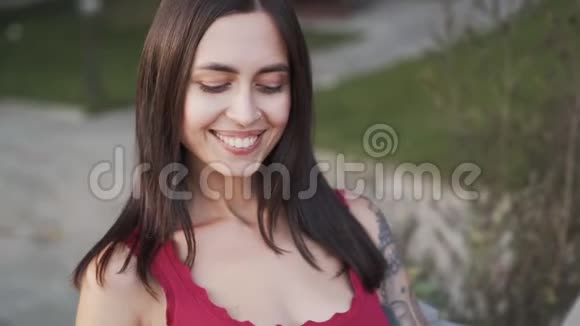 美丽性感的年轻女子微笑着看着镜头的肖像视频的预览图