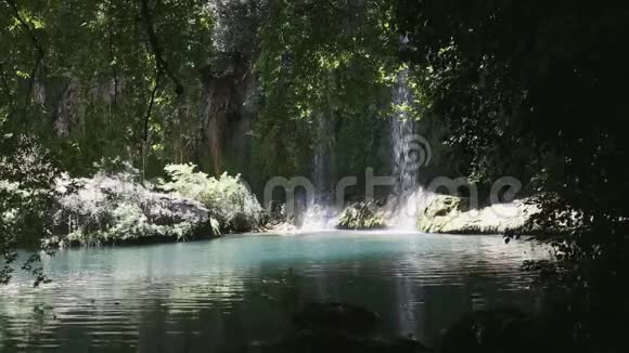 库尔逊鲁瀑布和绿松石湖视频的预览图