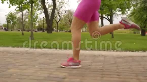 年轻女子奔跑的腿视频的预览图
