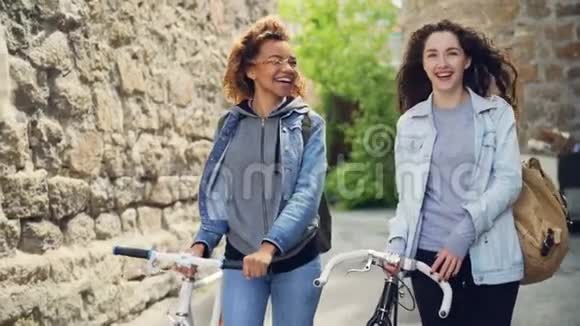 慢动作快乐迷人的年轻女性游客与美丽的老人一起欢笑和步行视频的预览图
